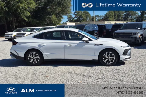 More photos of 2027 Hyundai Sonata Hybrid Blue at ALM Hyundai Macon, GA