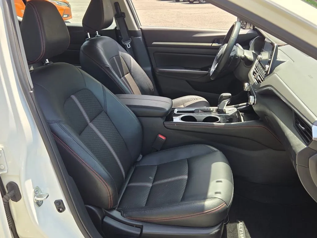 2025 Nissan Altima SR - Photo 15