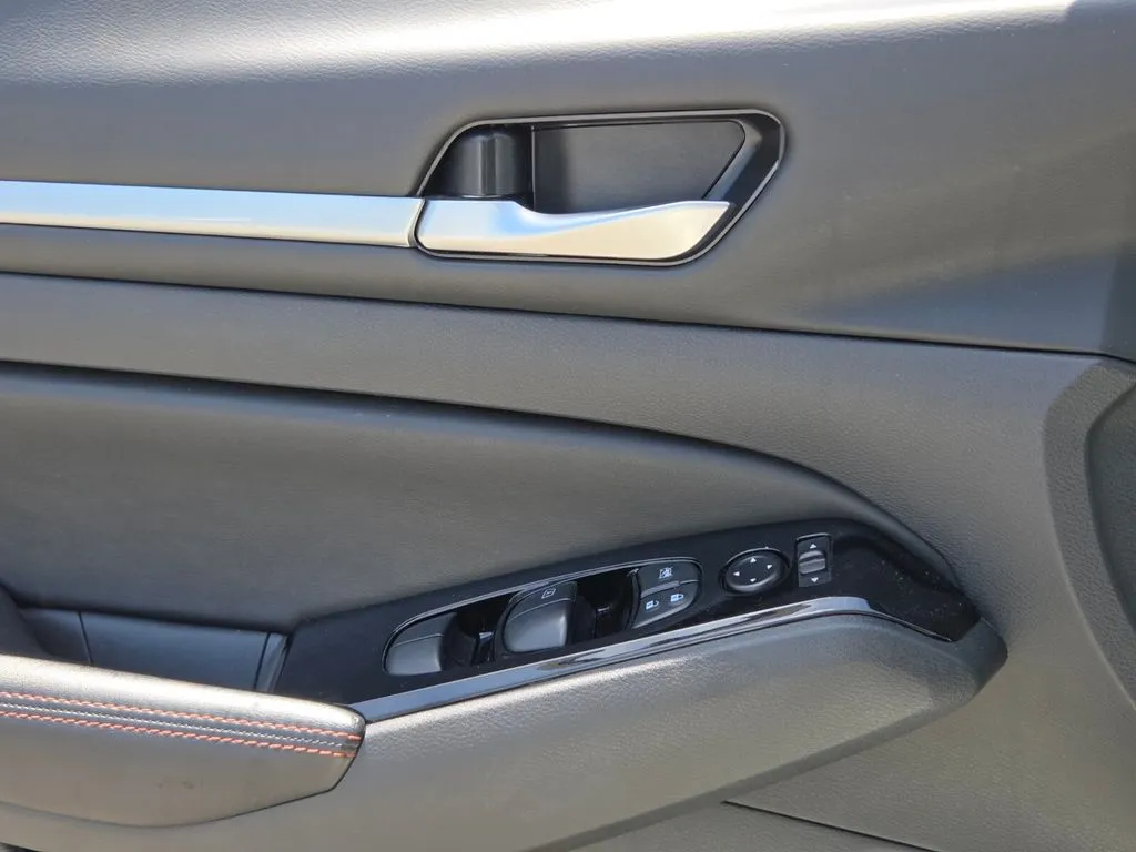 2025 Nissan Altima SR - Photo 26
