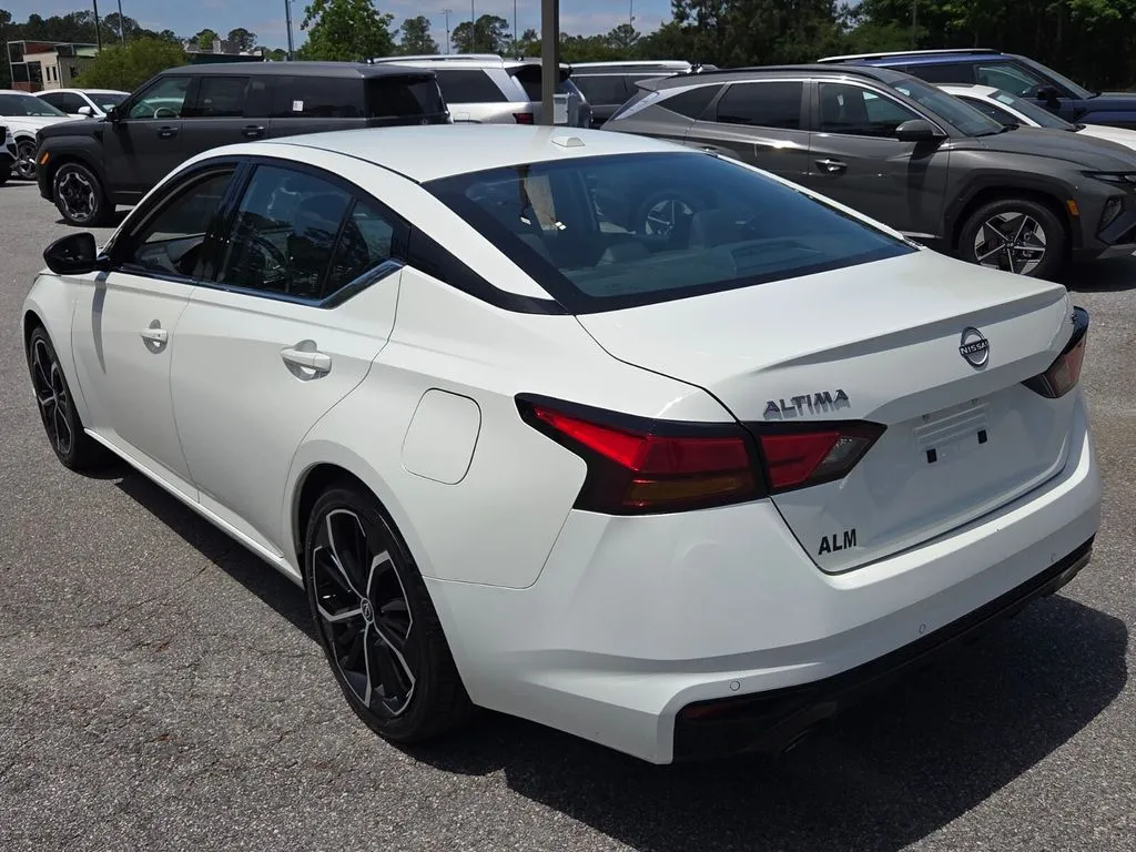 2025 Nissan Altima SR - Photo 10