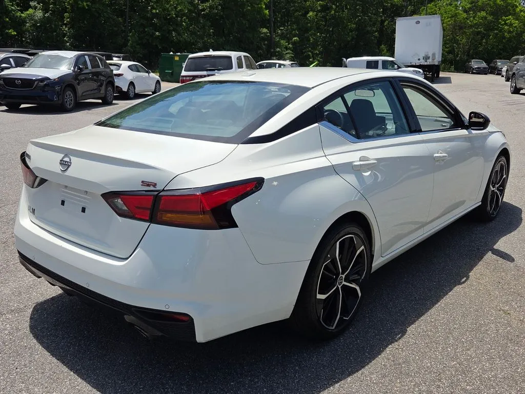 2025 Nissan Altima SR - Photo 12