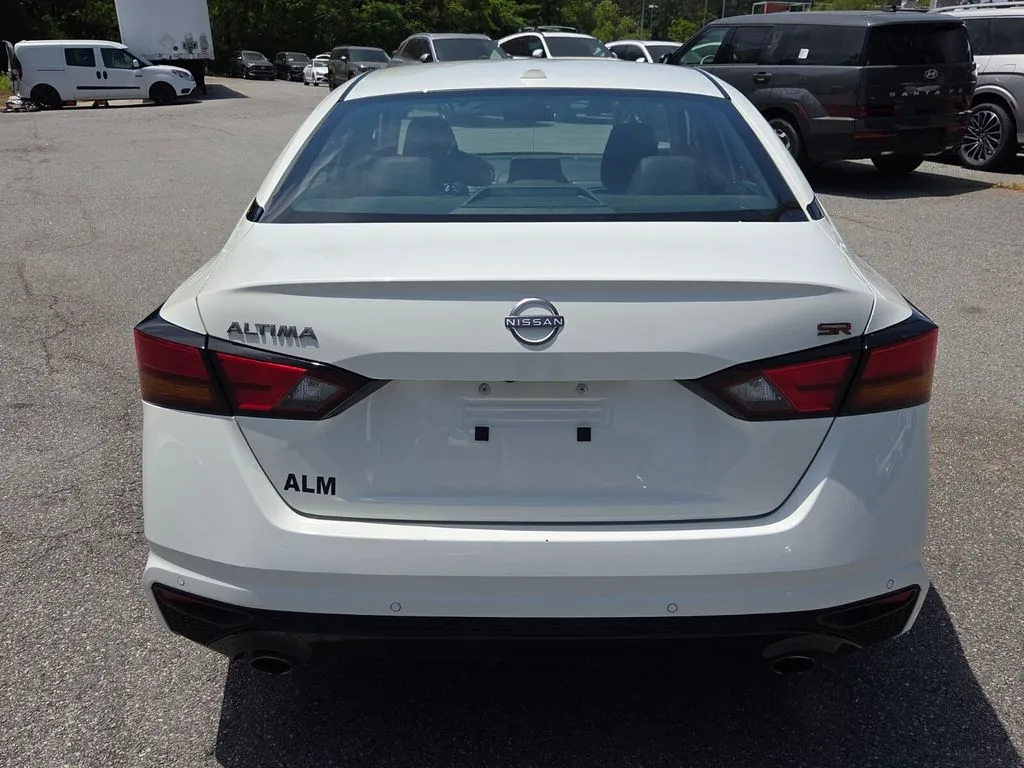 2025 Nissan Altima SR - Photo 11