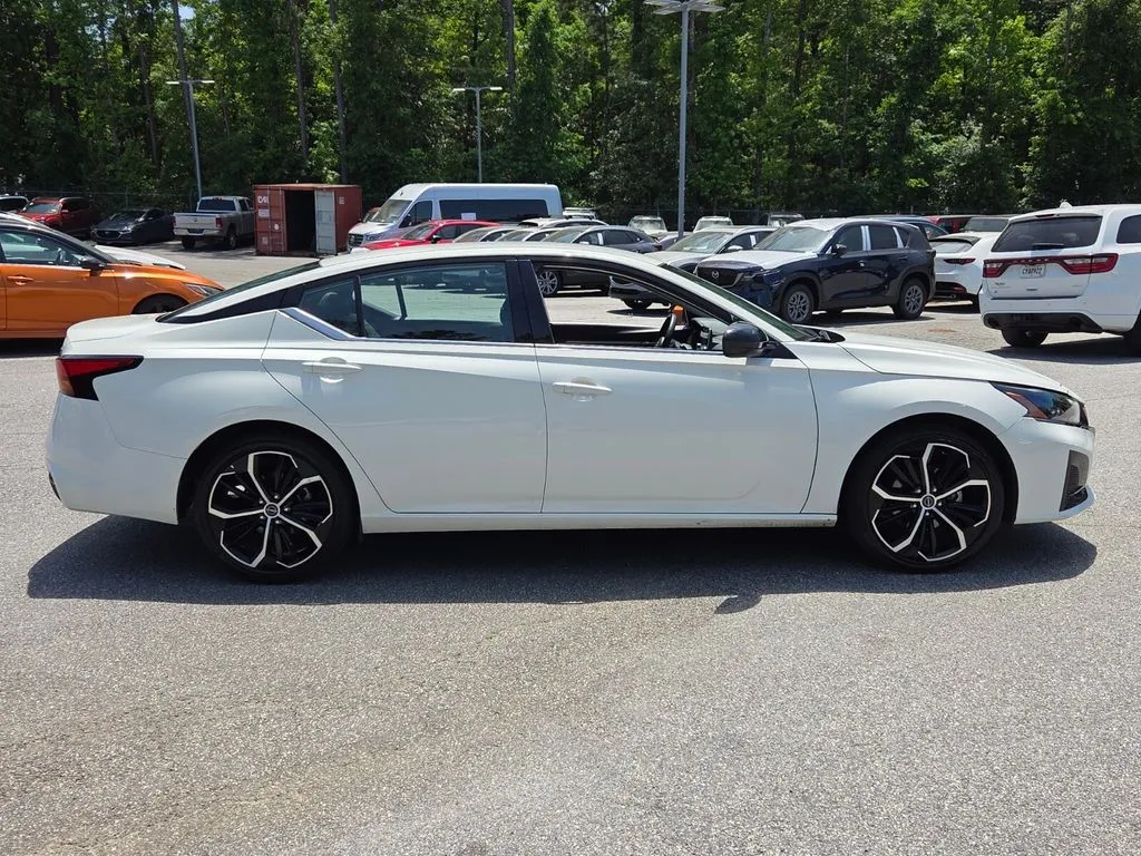 2025 Nissan Altima SR - Photo 13