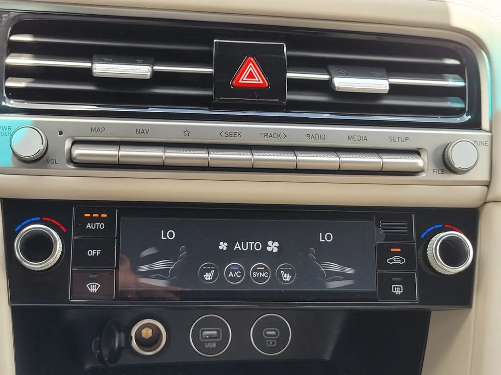 2026 GENESIS G70 Standard - Photo 18