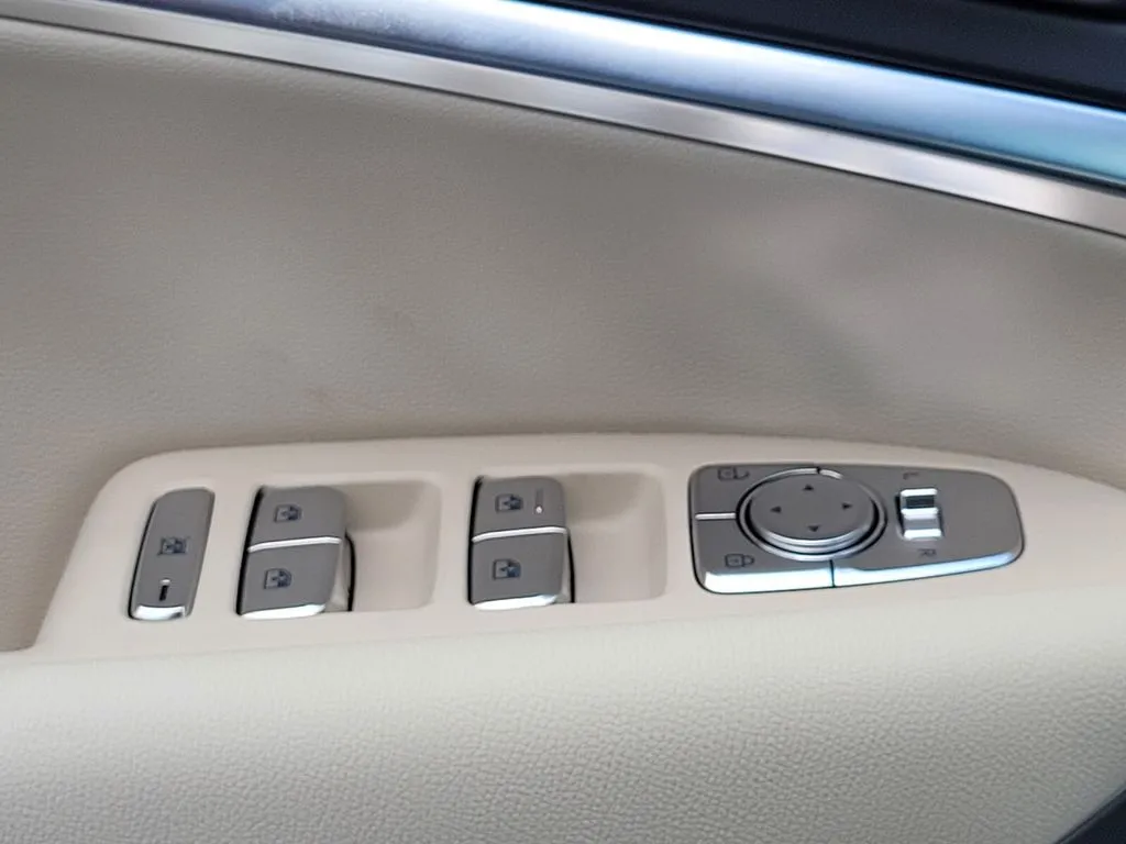 2026 GENESIS G70 Standard - Photo 26