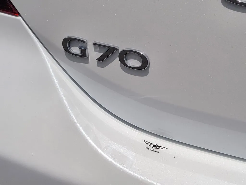 2026 GENESIS G70 Standard - Photo 9