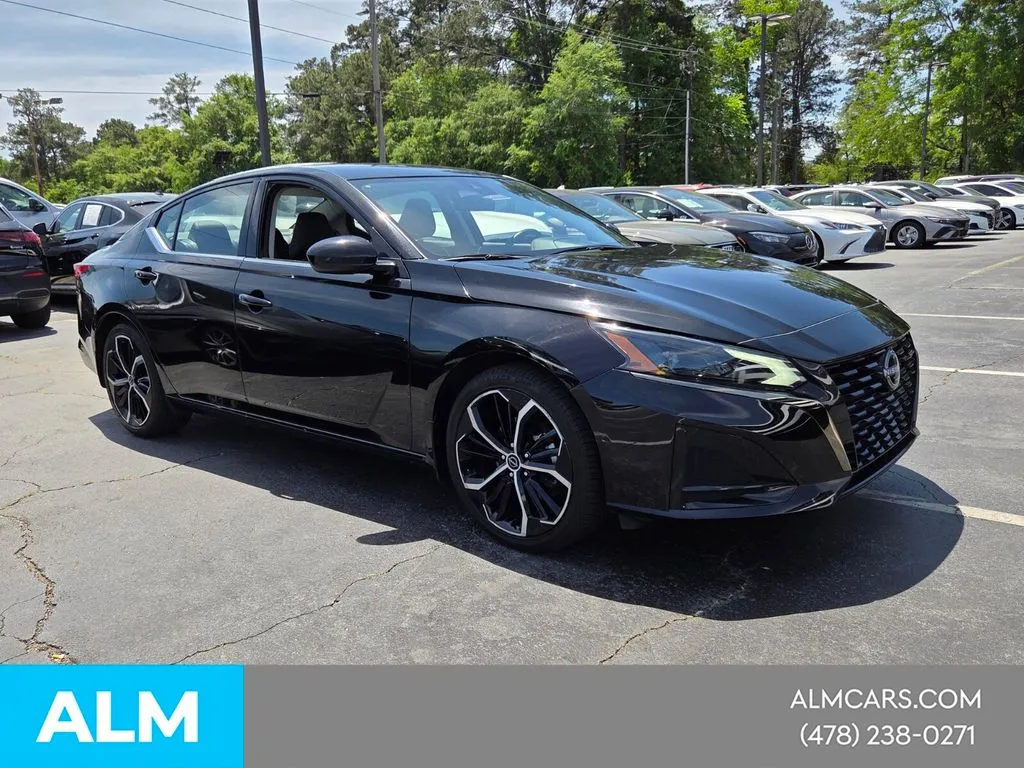 2025 Nissan Altima SR - Photo 15