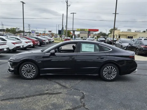 More photos of 2025 Hyundai Sonata Hybrid Limited at ALM Hyundai Warner Robins, GA