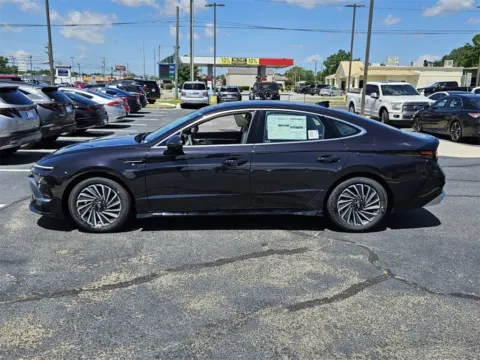 More photos of 2025 Hyundai Sonata Hybrid Limited at ALM Hyundai Warner Robins, GA
