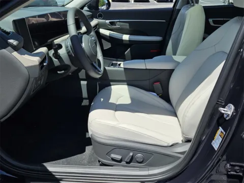 More photos of 2025 Hyundai Sonata Hybrid Limited at ALM Hyundai Warner Robins, GA