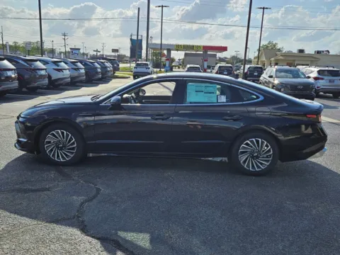 More photos of 2025 Hyundai Sonata Hybrid Limited at Hyundai Warner Robins, GA