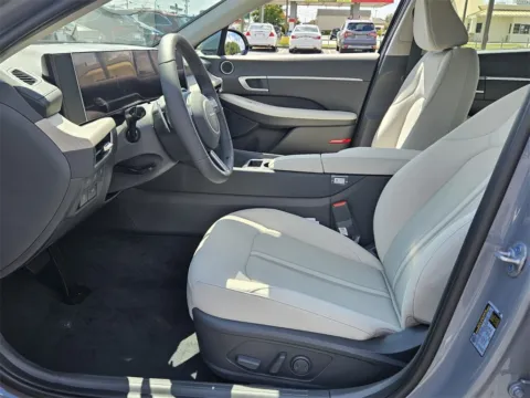 More photos of 2025 Hyundai Sonata Hybrid SEL at ALM Hyundai Warner Robins, GA