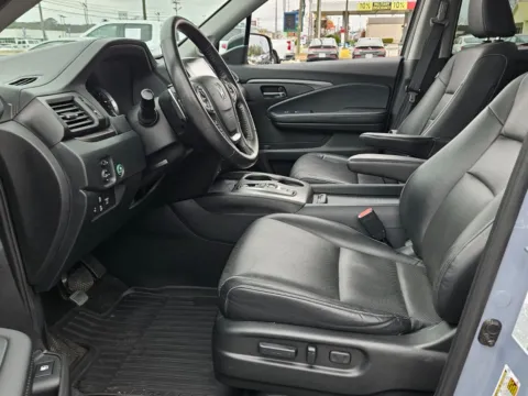 More photos of 2023 Honda Ridgeline RTL at Hyundai Warner Robins, GA