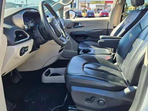 More photos of 2023 Chrysler Pacifica Touring L at Hyundai Warner Robins, GA