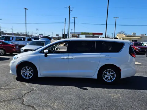 More photos of 2023 Chrysler Pacifica Touring L at Hyundai Warner Robins, GA