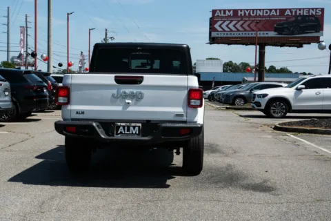 More photos of 2023 Jeep Gladiator Overland at Hyundai Warner Robins, GA