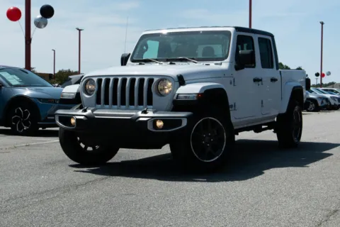 White 2023 Jeep Gladiator Overland for sale in Warner Robins, GA