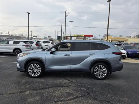 More photos of 2024 Toyota Highlander Platinum at Hyundai Warner Robins, GA