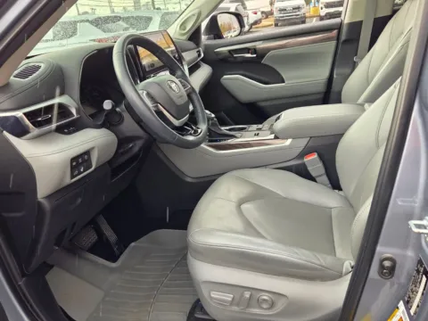 More photos of 2024 Toyota Highlander Platinum at Hyundai Warner Robins, GA