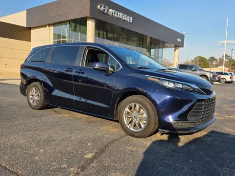 Gray 2024 Toyota Sienna LE for sale in Warner Robins, GA