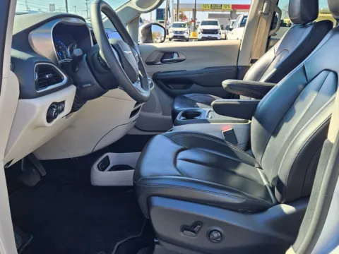 More photos of 2023 Chrysler Pacifica Touring L at Hyundai Warner Robins, GA