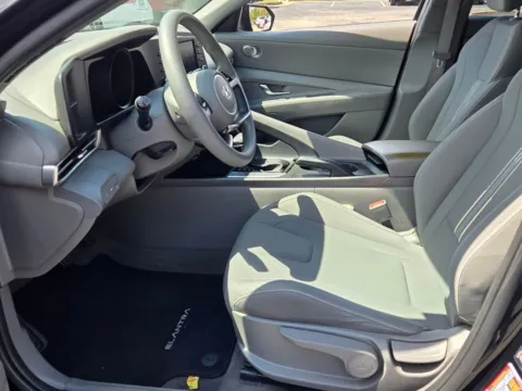 More photos of 2022 Hyundai Elantra SEL at Hyundai Warner Robins, GA