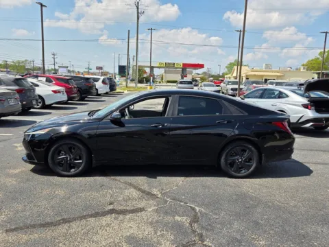 More photos of 2022 Hyundai Elantra SEL at Hyundai Warner Robins, GA