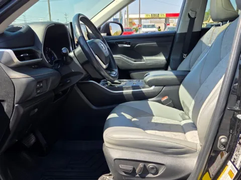 More photos of 2022 Toyota Highlander Hybrid Bronze Edition at Hyundai Warner Robins, GA