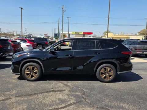 More photos of 2022 Toyota Highlander Hybrid Bronze Edition at Hyundai Warner Robins, GA