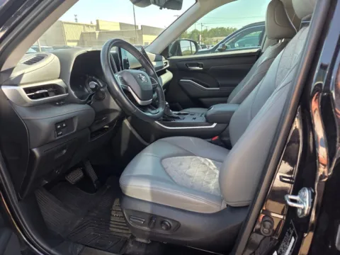 More photos of 2022 Toyota Highlander Hybrid Bronze Edition at Hyundai Warner Robins, GA