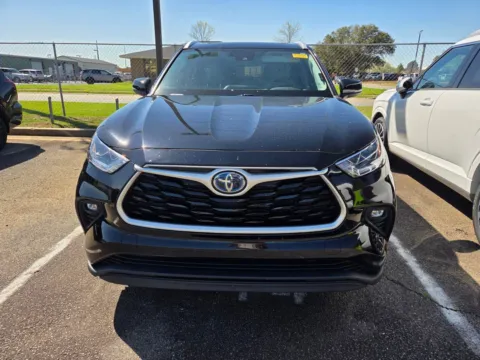 Photos of 2022 Toyota Highlander Hybrid Bronze Edition for sale in Warner Robins, GA at Hyundai Warner Robins