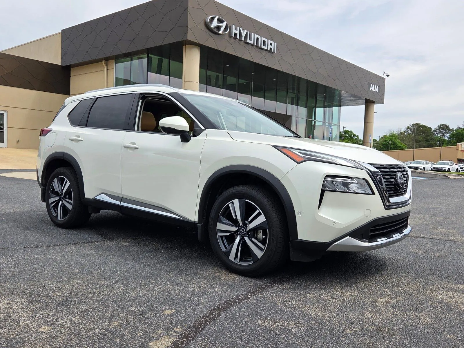 White 2023 Nissan Rogue Platinum for sale in Warner Robins, GA