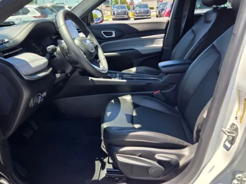 More photos of 2025 Jeep Compass Latitude at Hyundai Warner Robins, GA