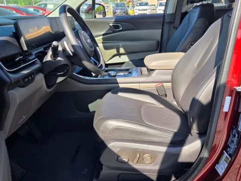 More photos of 2025 Kia Carnival Hybrid EX at Hyundai Warner Robins, GA