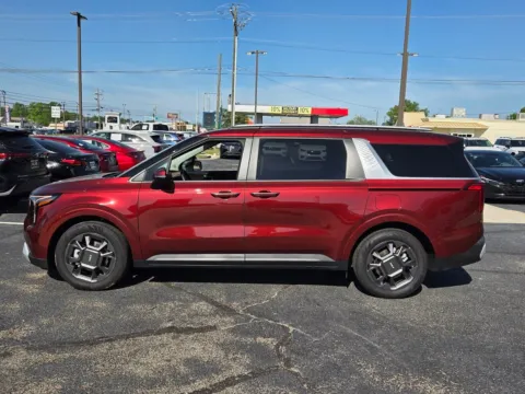 More photos of 2025 Kia Carnival Hybrid EX at Hyundai Warner Robins, GA