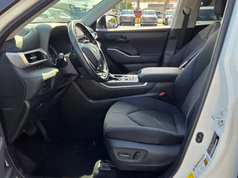More photos of 2021 Toyota Highlander LE at Hyundai Warner Robins, GA