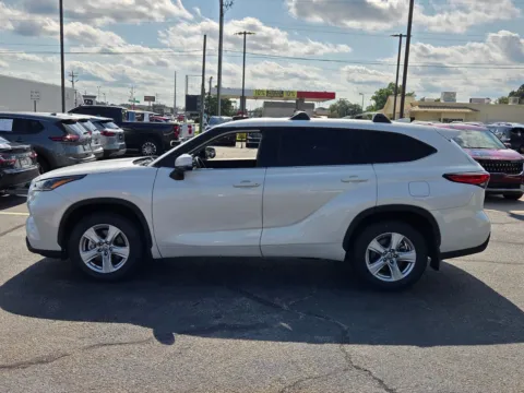More photos of 2021 Toyota Highlander LE at Hyundai Warner Robins, GA