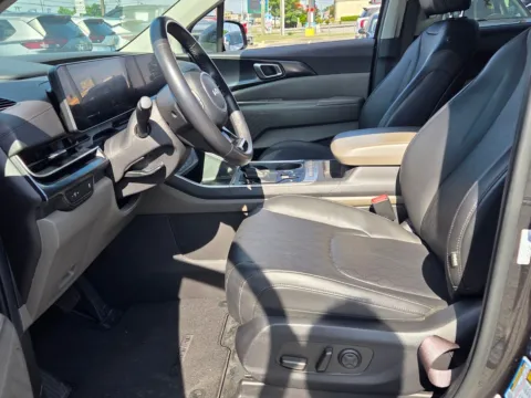 More photos of 2025 Kia Carnival LXS at Hyundai Warner Robins, GA
