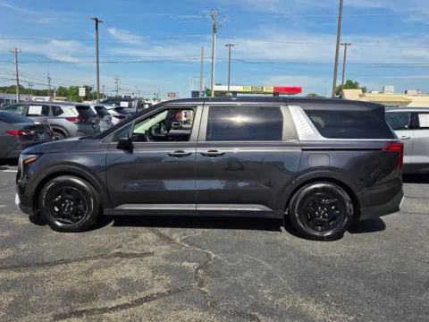 More photos of 2025 Kia Carnival LXS at Hyundai Warner Robins, GA