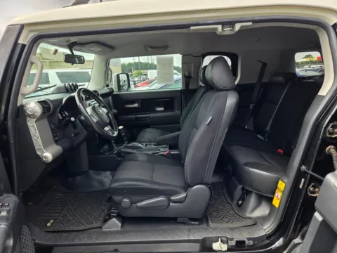 More photos of 2007 Toyota FJ Cruiser at Hyundai Warner Robins, GA
