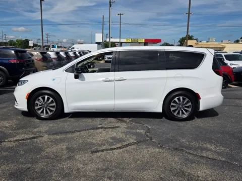 More photos of 2024 Chrysler Pacifica Hybrid Select at Hyundai Warner Robins, GA
