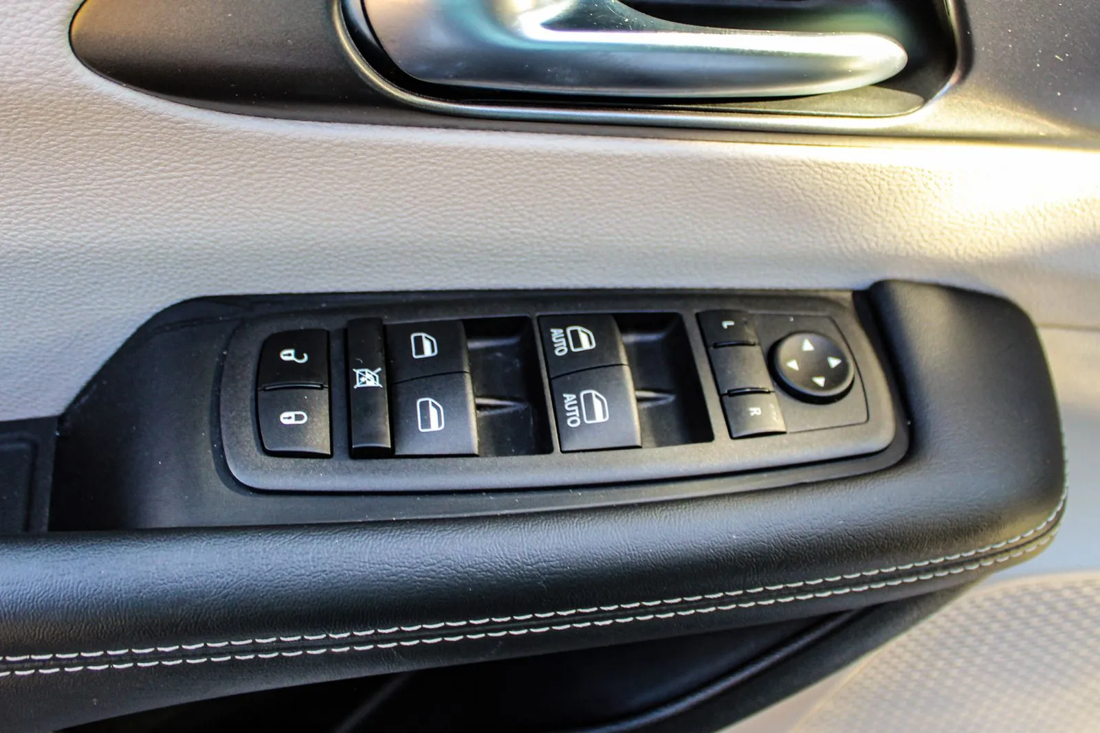 2024 Chrysler Pacifica PHEV Select - Photo 38