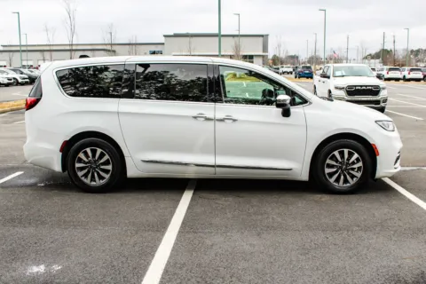 More photos of 2023 Chrysler Pacifica Hybrid Limited at Hyundai Warner Robins, GA