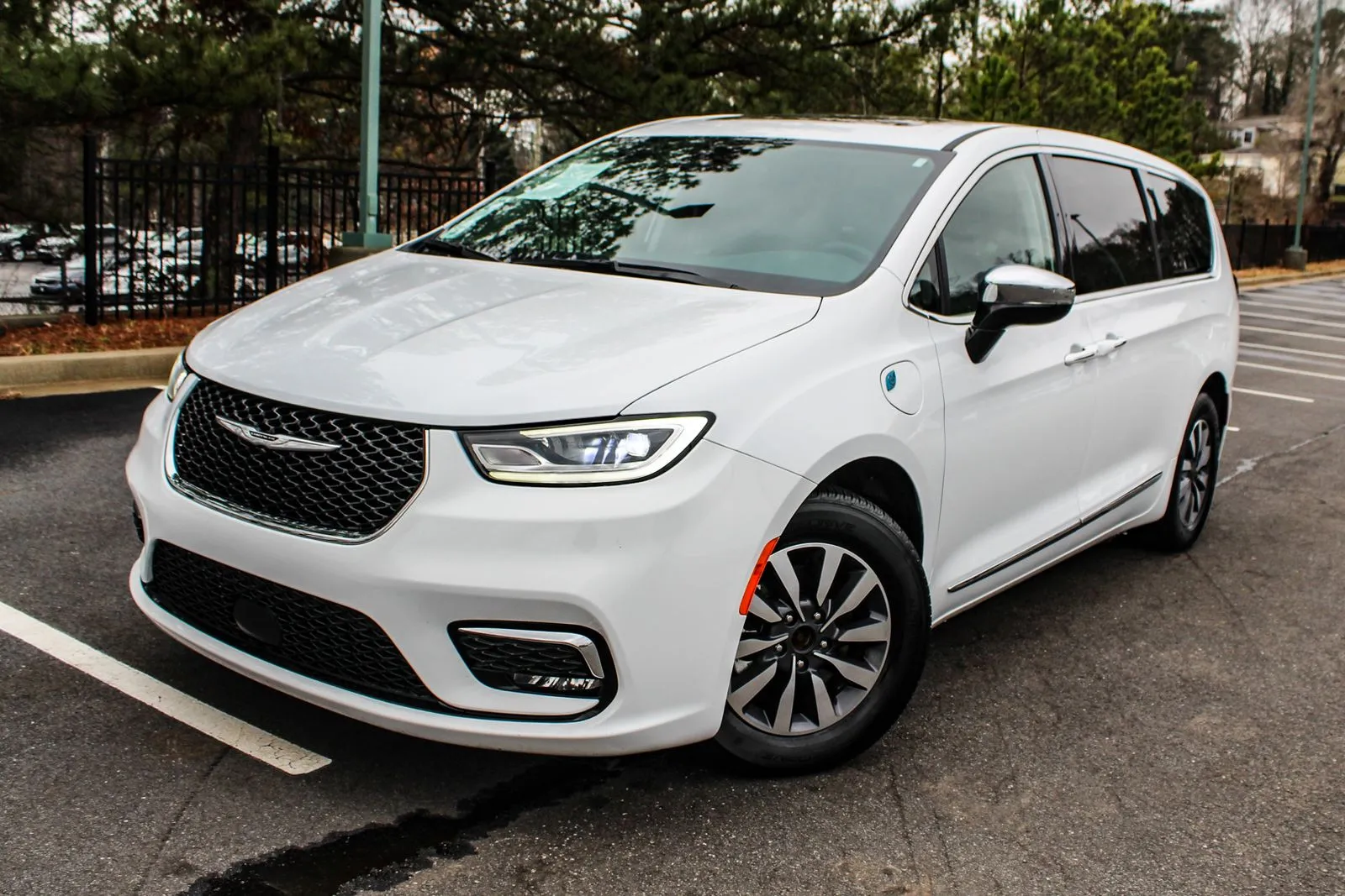 White 2023 Chrysler Pacifica Hybrid Limited for sale in Warner Robins, GA