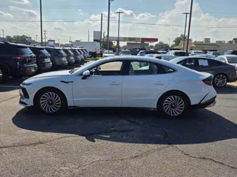 More photos of 2024 Hyundai Sonata Hybrid Limited at Hyundai Warner Robins, GA