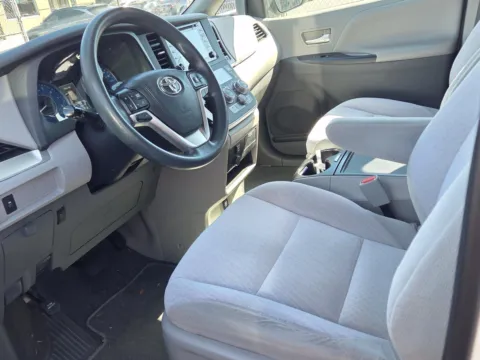 More photos of 2020 Toyota Sienna LE at Hyundai Warner Robins, GA