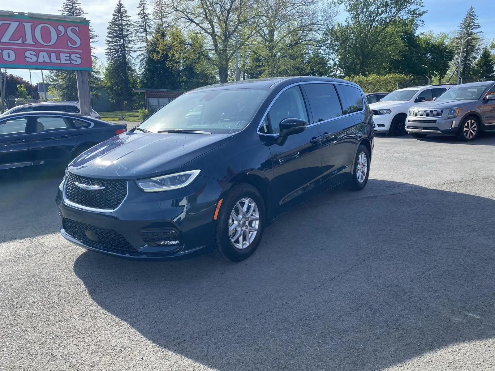 2023 Chrysler Pacifica Touring L's photo