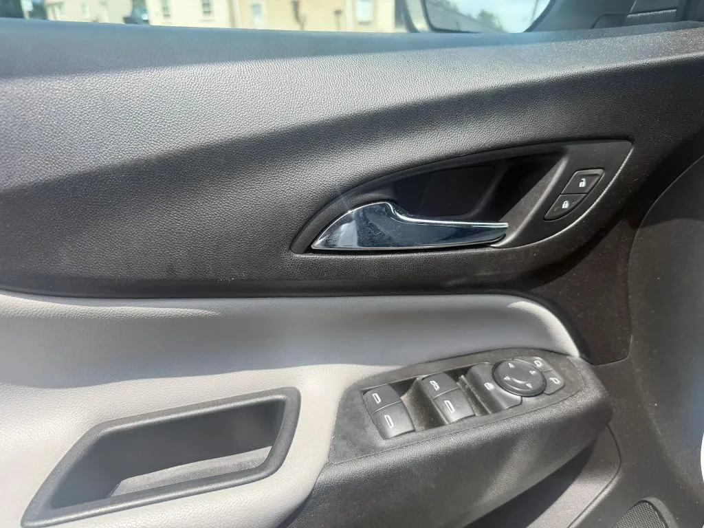 2020 Chevrolet Equinox LS - Photo 18