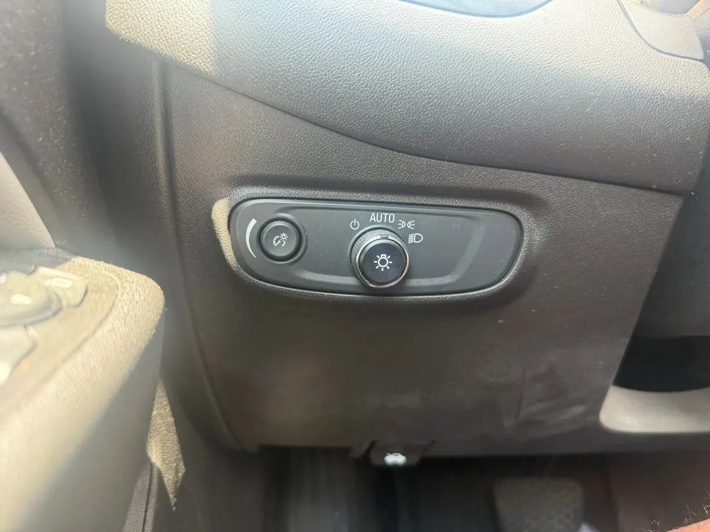 2020 Chevrolet Equinox LS - Photo 21