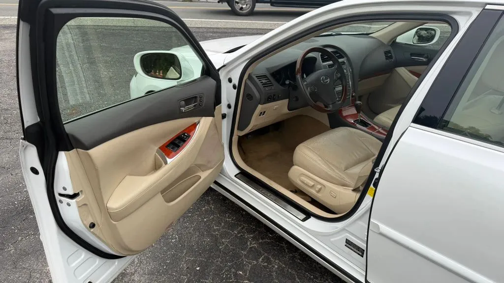 2011 Lexus ES 350 - Photo 28